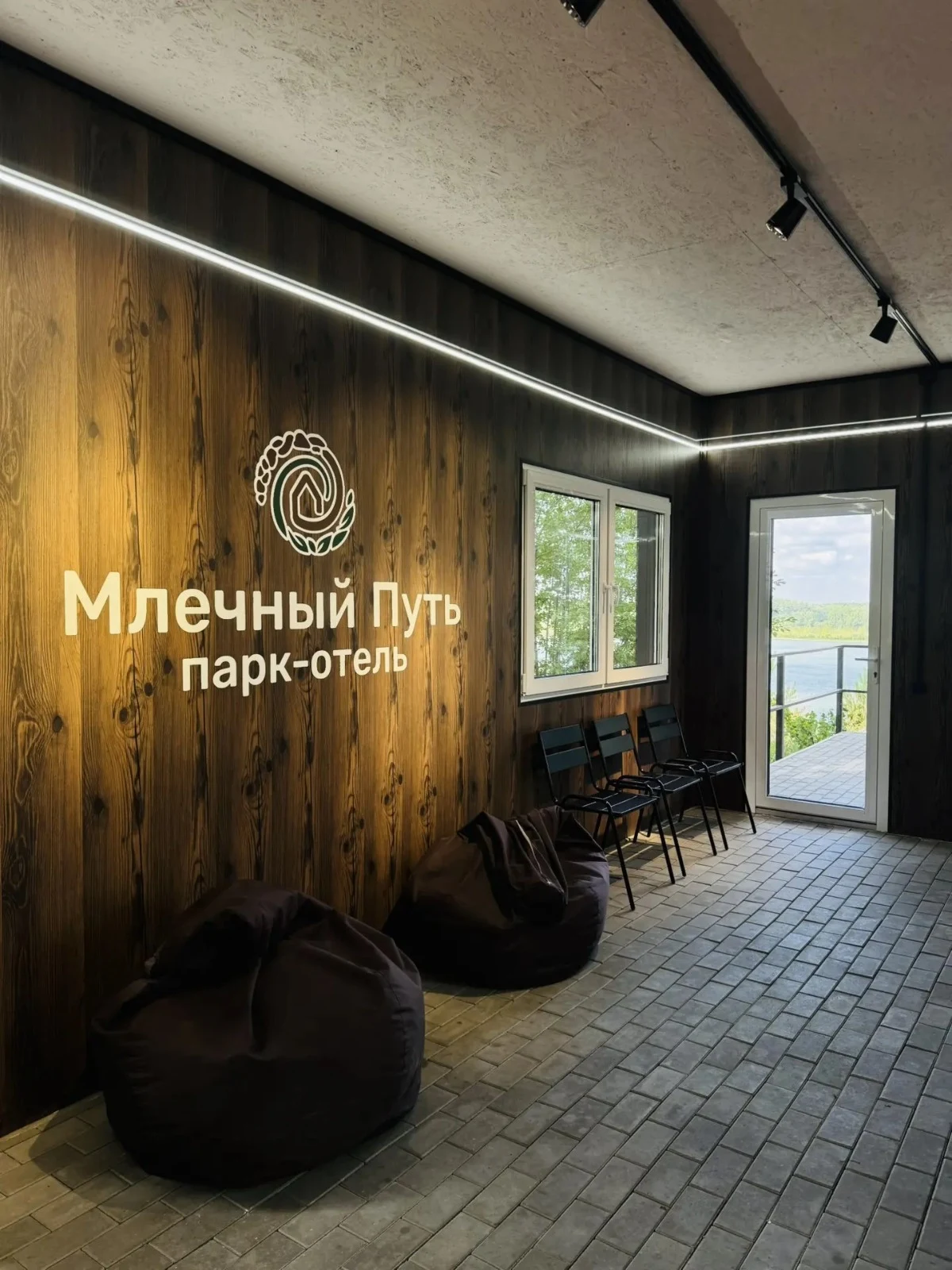 Тёплая беседка с видом на реку в парк-отеле «Млечный путь» — фото 1